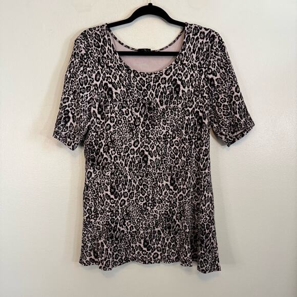 Torrid Blouse Womens Size 2x Gray Animal Print Round Neck Short Sleeve Top Shirt - Picture 1 of 6